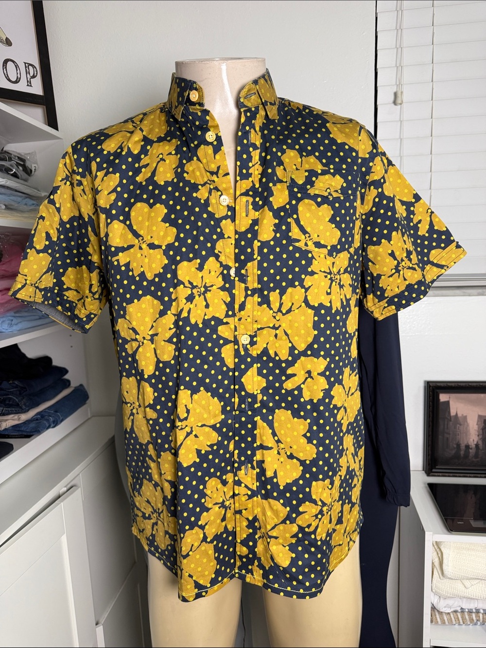 Descendants of thieves Men's Navy Short-Sleeve Shirt with Yellow Floral Print L